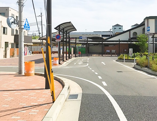 JR中山寺駅 北側ロータリーのバス停の1つ手前の道を左に曲がってください。